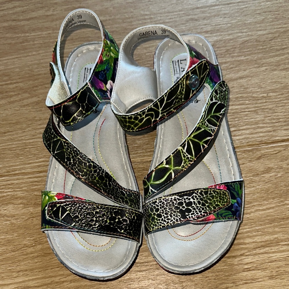 Stylish Women's Sandals with Floral Pattern